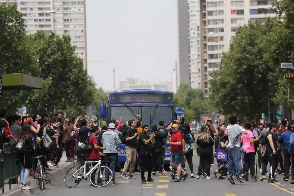 Proteste contro carovita in Cile: imposto il coprifuoco