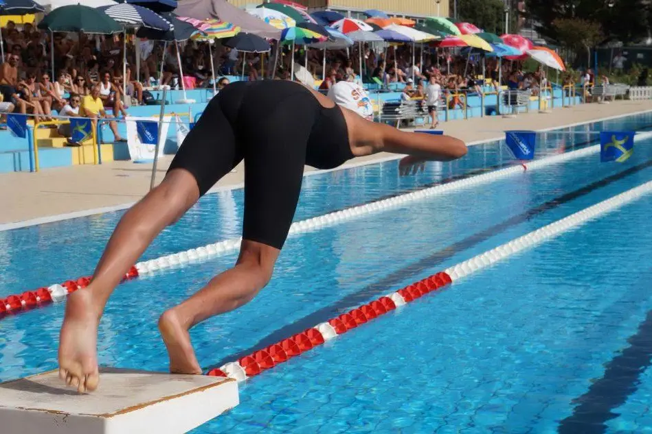 Un'iimagine della piscina all'aperto di Lu Fangazzu a Sassari (foto dal profilo facebook Sport Full Time)