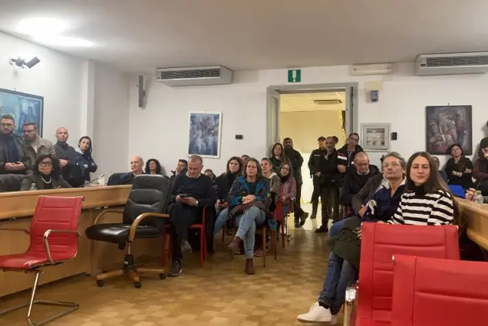 Gli operatori nella seduta aperta del consiglio(foto Pala)