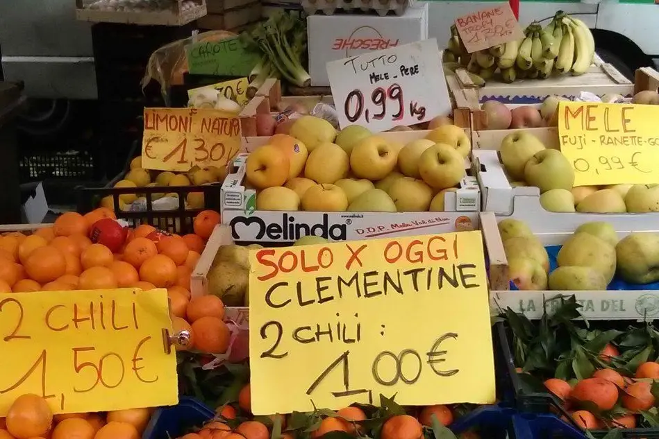 Un banchetto al mercato