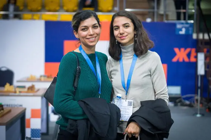 A destra, la scacchista iraniana Sara Khadem (foto Ansa)