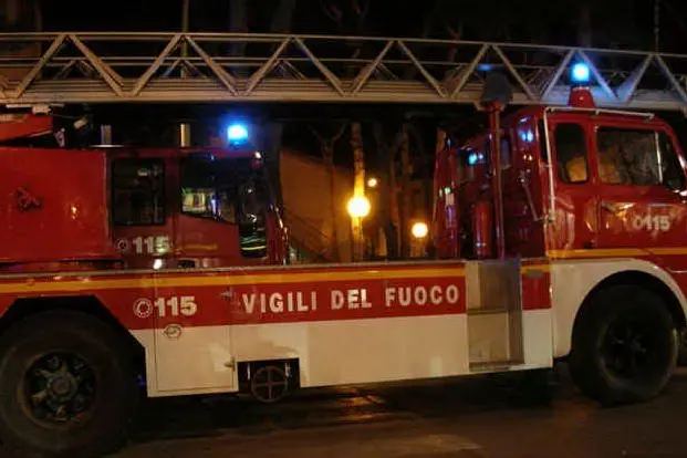 UN MEZZO DEI VIGILI DEL FUOCO