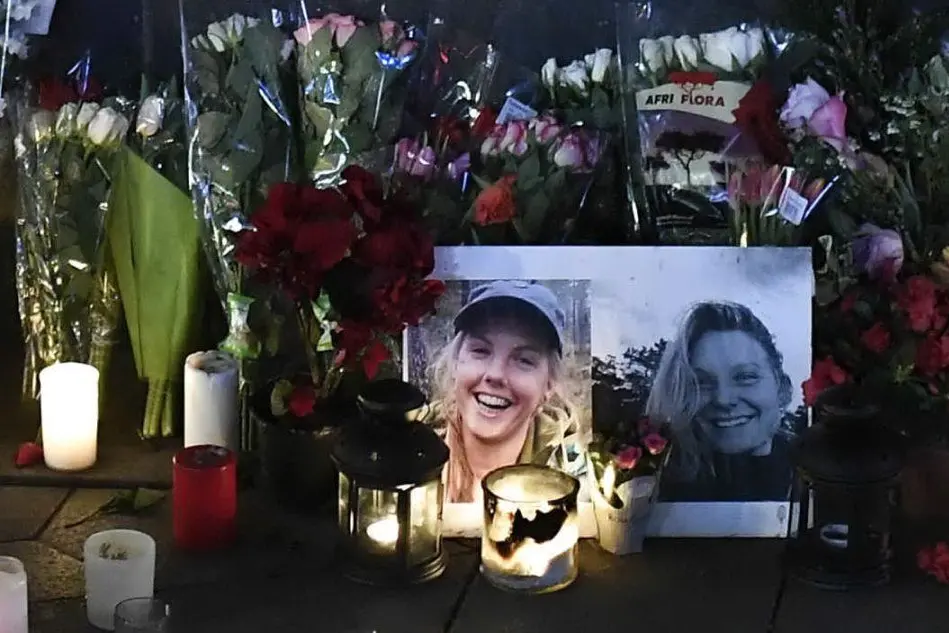 Fiori a Copenaghen per ricordare le due turiste uccise (Archivio Ansa)