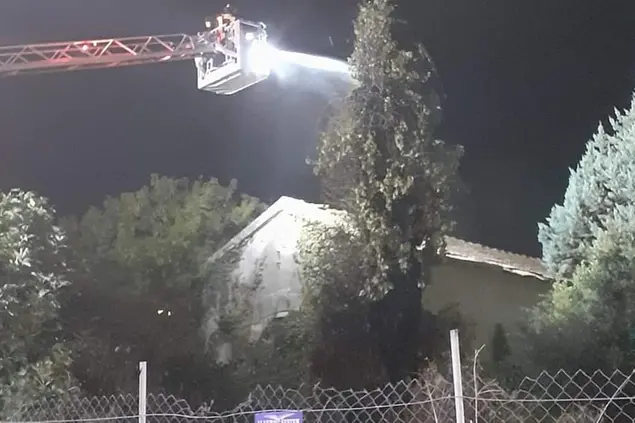 L'intervento dei vigili del fuoco (Foto Tellini)
