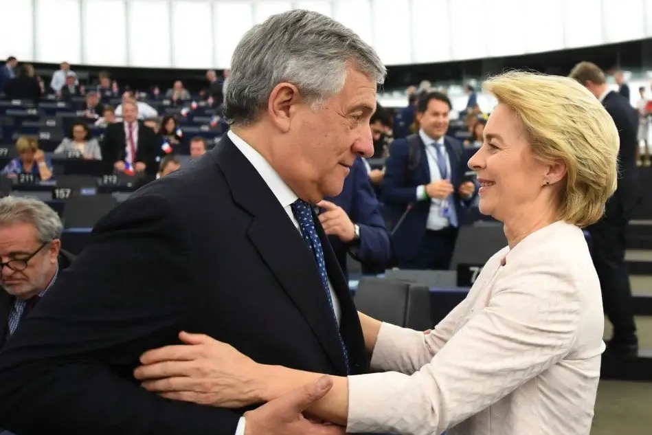 Ursula von der Leyen, l'abbraccio con Tajani (Ansa)