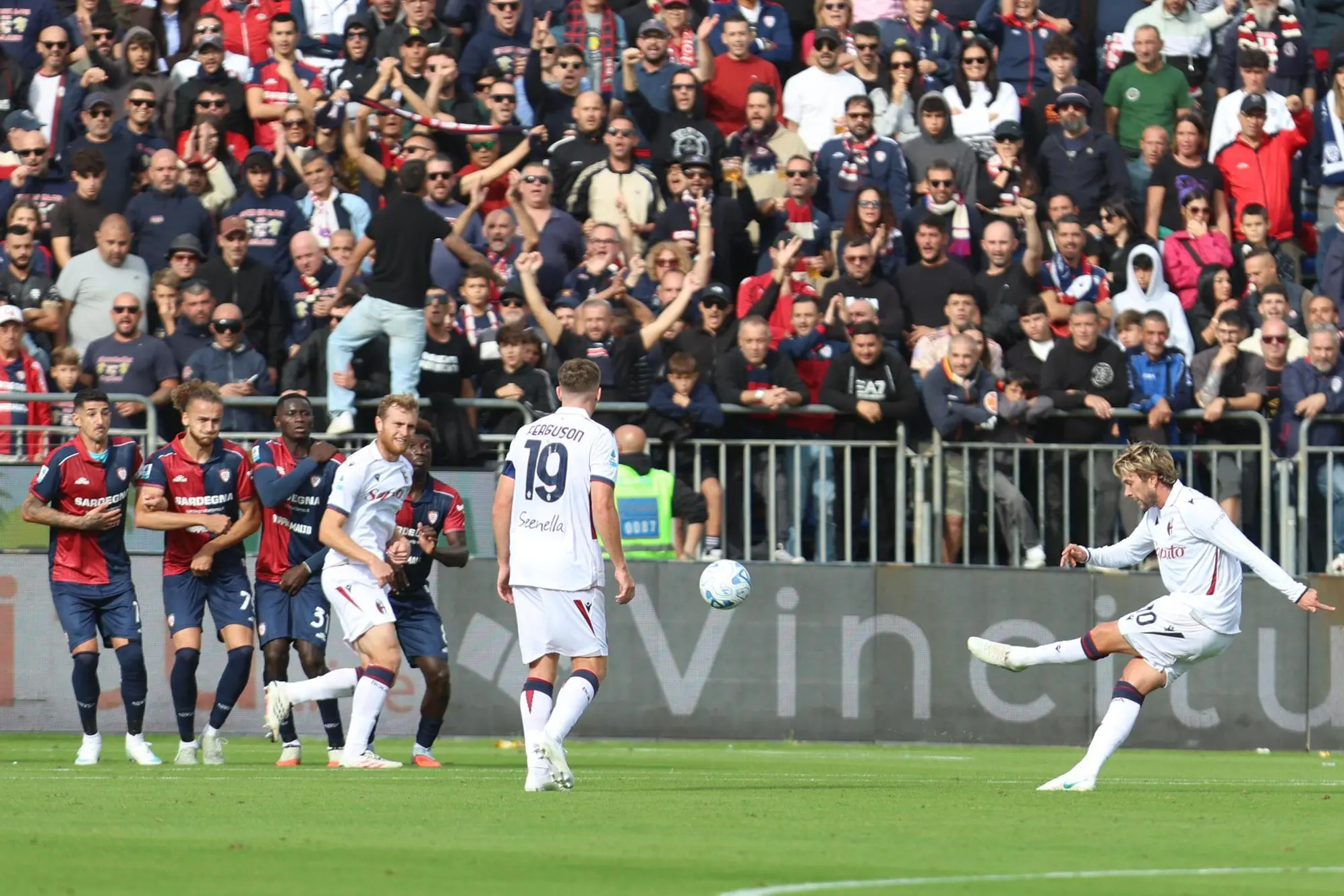 Una punizione di Federico Bernardeschi, autore del raddoppio in Cagliari-Bologna (foto Ansa)