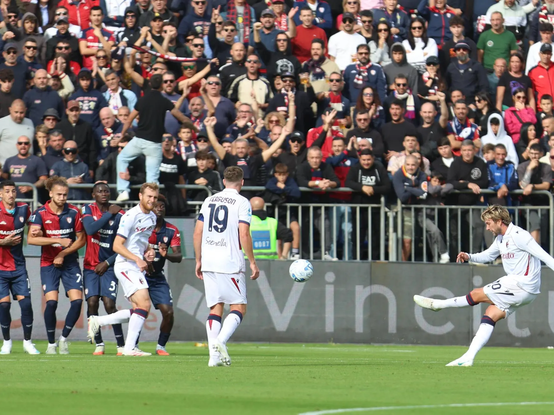 Una punizione di Federico Bernardeschi, autore del raddoppio in Cagliari-Bologna (foto Ansa)