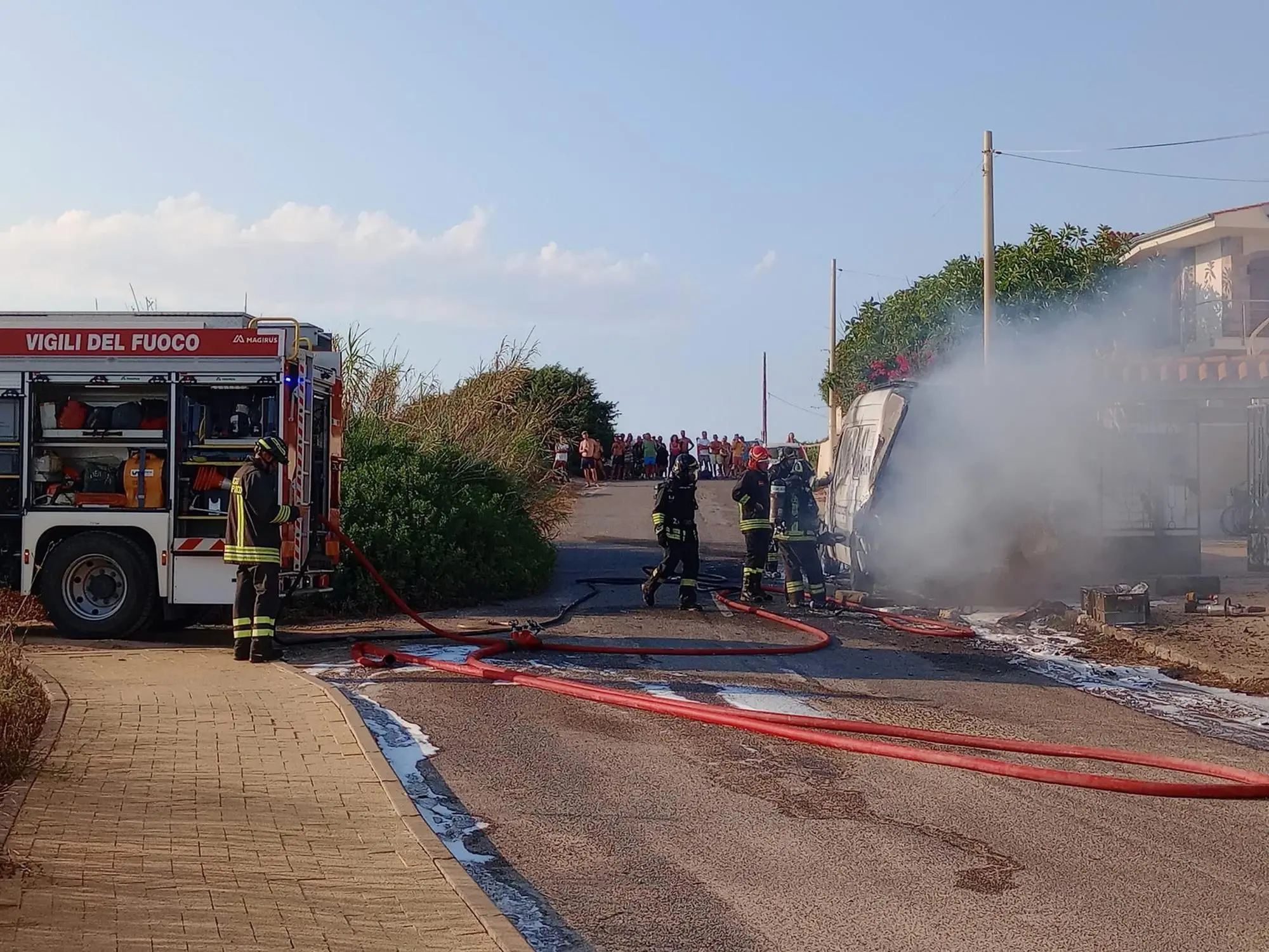 Intervento dei vigili del fuoco a Su Pallosu (Foto: Andrea Atzori)