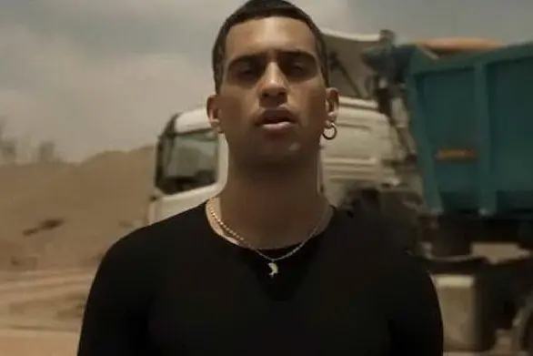 Mahmood nel video di "Barrio" (foto da frame video)
