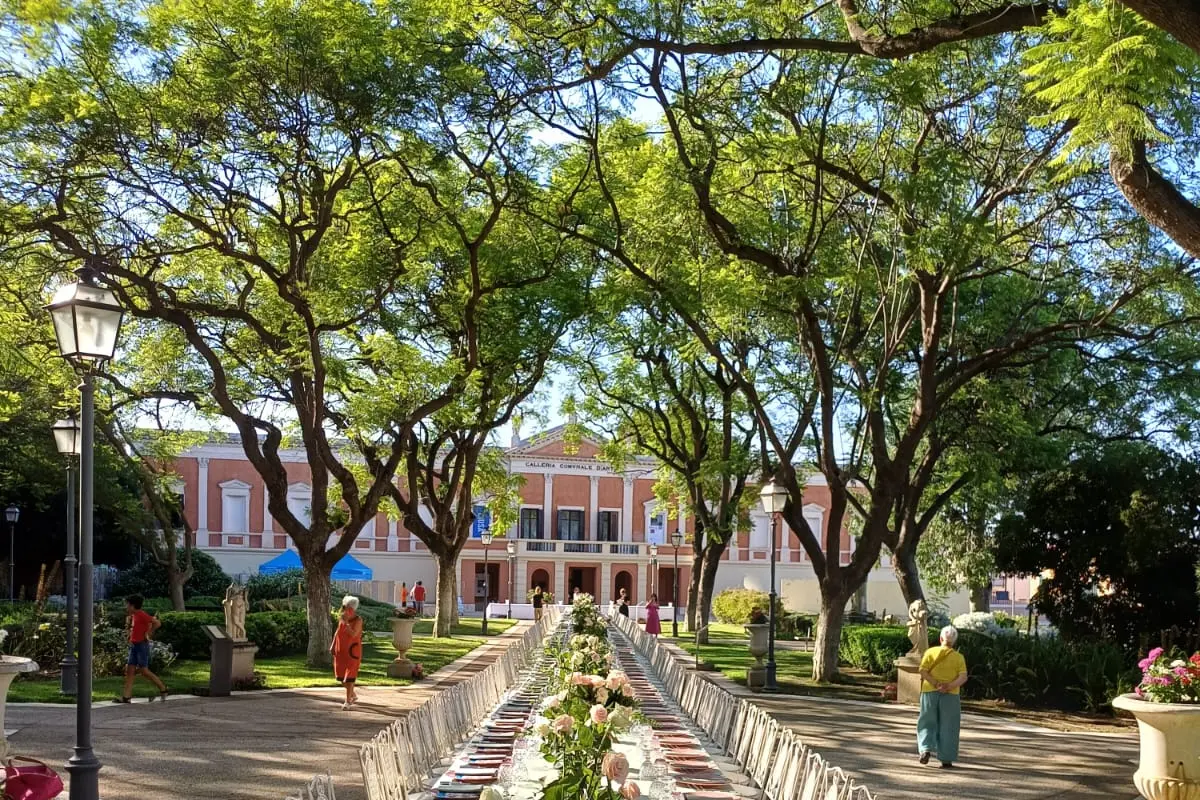 La tavola ai Giardini pubblici di Cagliari