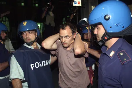 Avvenne alla fine della tre giorni del G8 di Genova: dopo i durissimi scontri con i manifestanti, la Polizia decise di &quot;vendicarsi&quot; facendo irruzione nella struttura e mettendo in atto quella che verrà definita una &quot;macelleria messicana&quot;