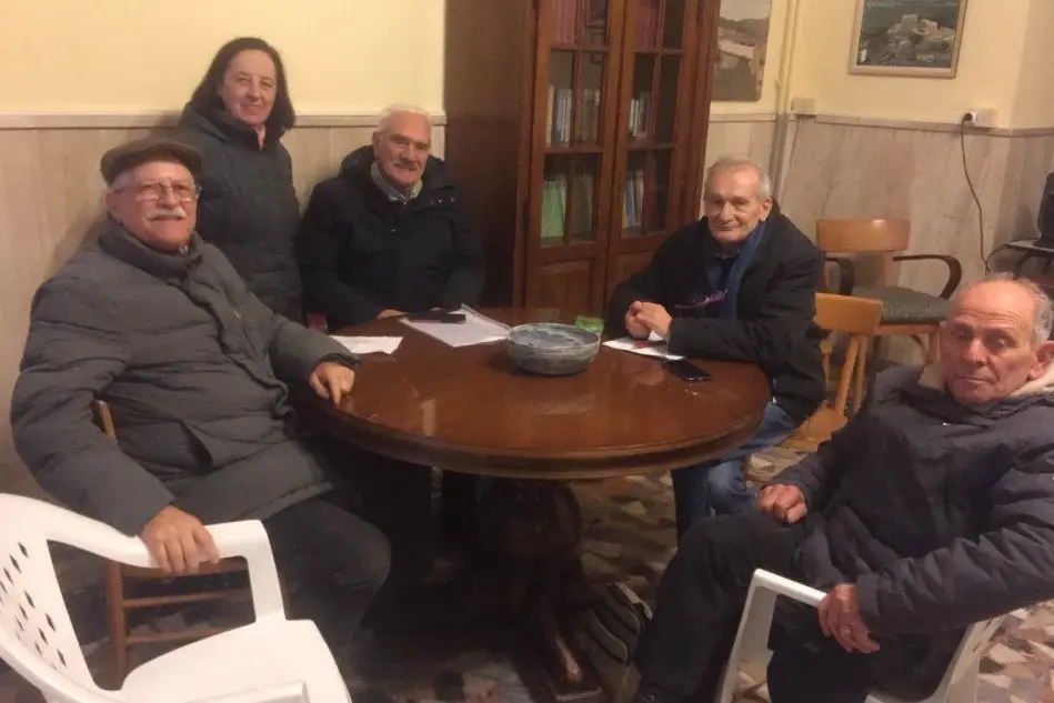 Ex allievi e cooperatori; da sinistra Uccio Stocchino, Maria Trudu, Umberto Martinelli, Pietro Arzu e Tammaro Saviano (foto Tonio Pillonca)