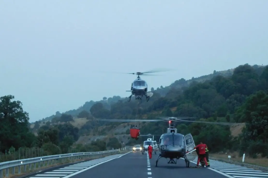 Elicotteri impegnati nel servizio antincendio in Sardegna nel 2023 (L'Unione Sarda)