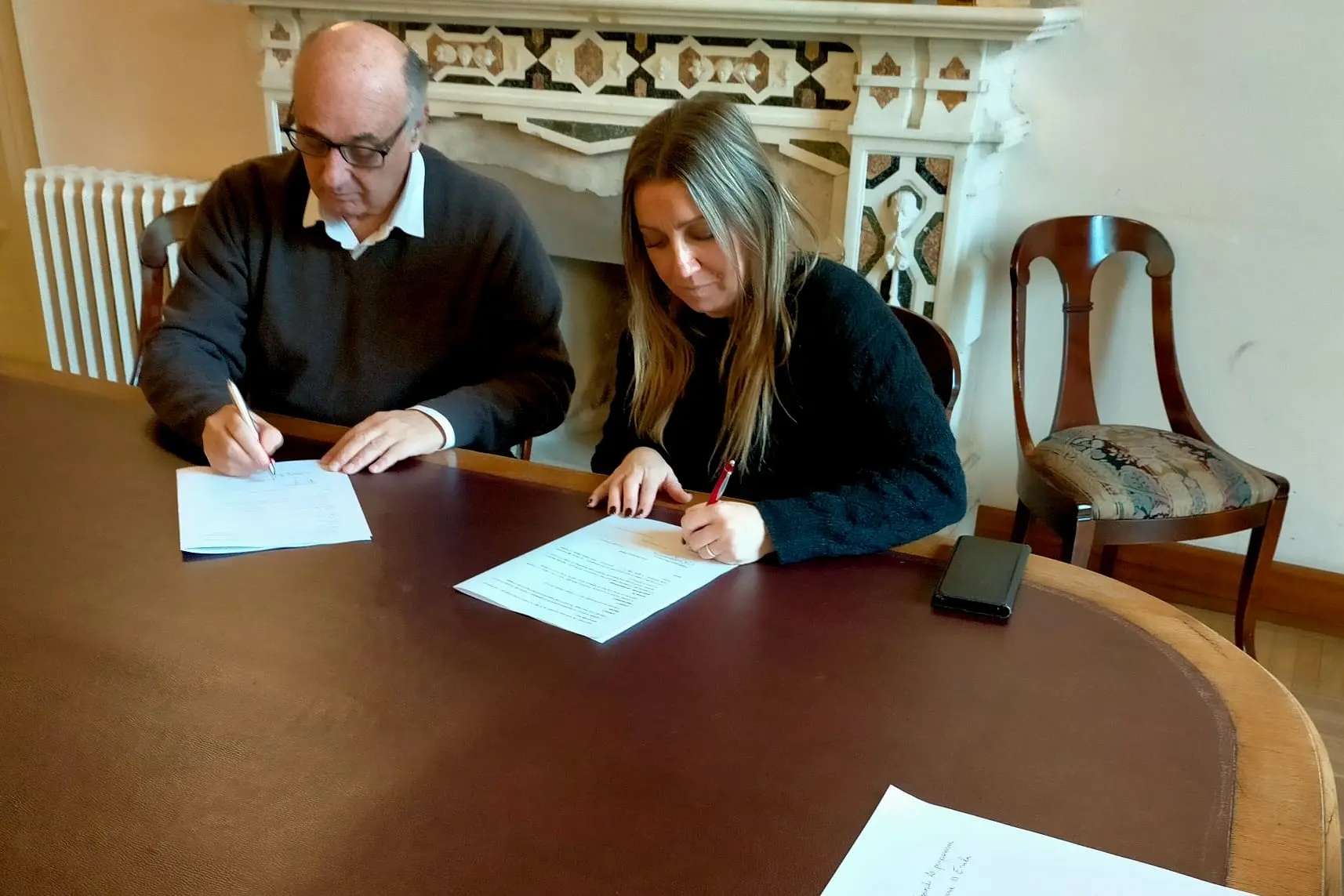 La firma dell'accordo (foto concessa)