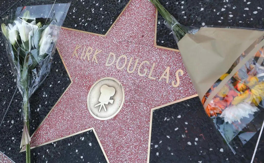 Fiori commemorativi sulla Walk of Fame di Los Angeles