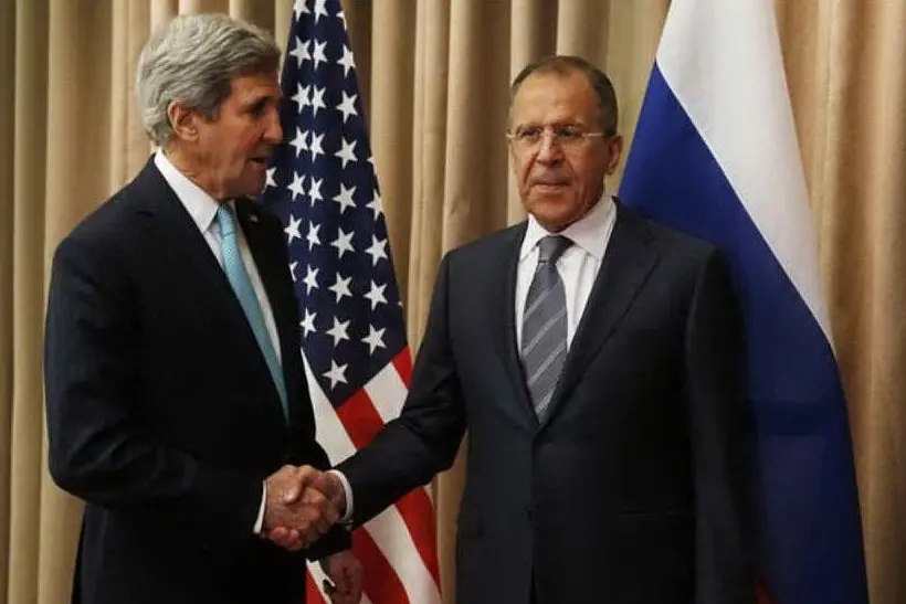 Il segretario di Stato Usa John Kerry con il ministro degli Esteri russo Serghiei Lavrov