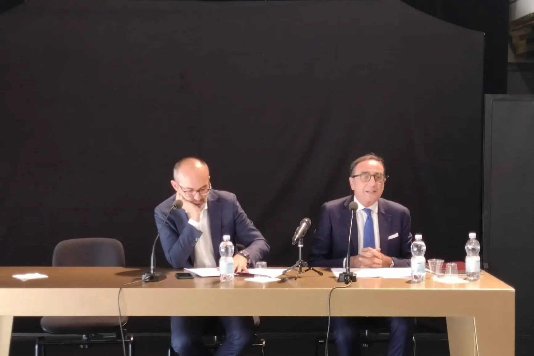 Da destra il sovrintendente Nicola Colabianchi e il sindaco Paolo Truzzu durante la presentazione della Stagione concertistica 2023 del Teatro Lirico di Cagliari (L'Unione Sarda - Lasio)
