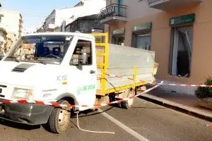 Macomer, il mezzo usato per l'attacco alla Banca