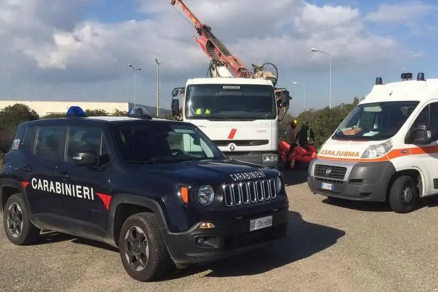 Ambulanza e carabinieri impegnati nei soccorsi nel luogo dell'incidente