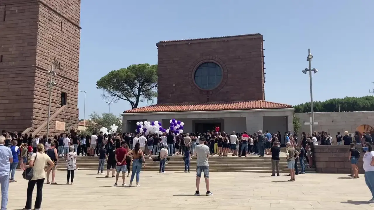 A Carbonia l ultimo saluto a Beatrice la 16enne morta in un tragico incidente