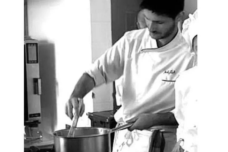 Nicola Paulis in cucina (foto concesse a L'Unione Sarda)