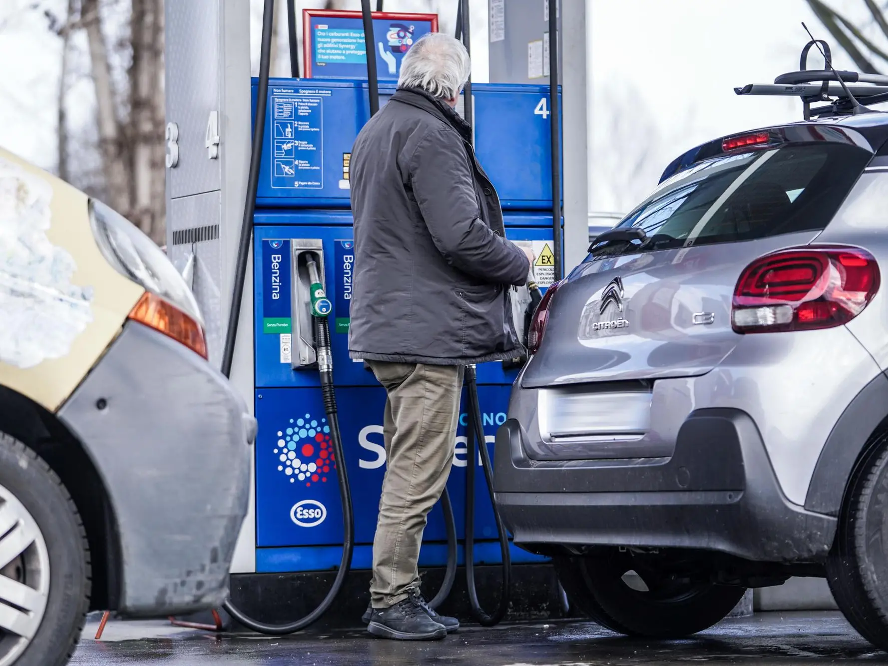 Automobilisti al distributore (Ansa)