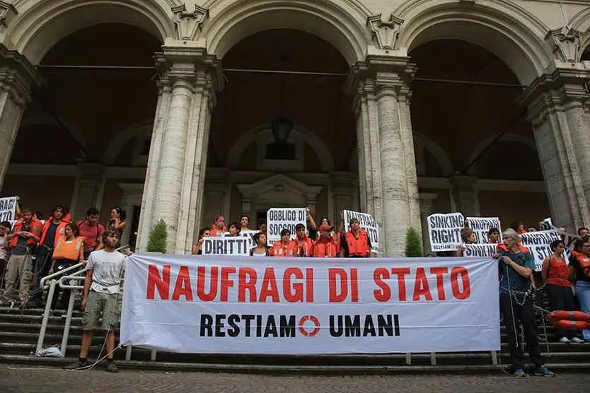 Protesta a Roma dove decine di attivisti stanno bloccando il ministero dei Trasporti