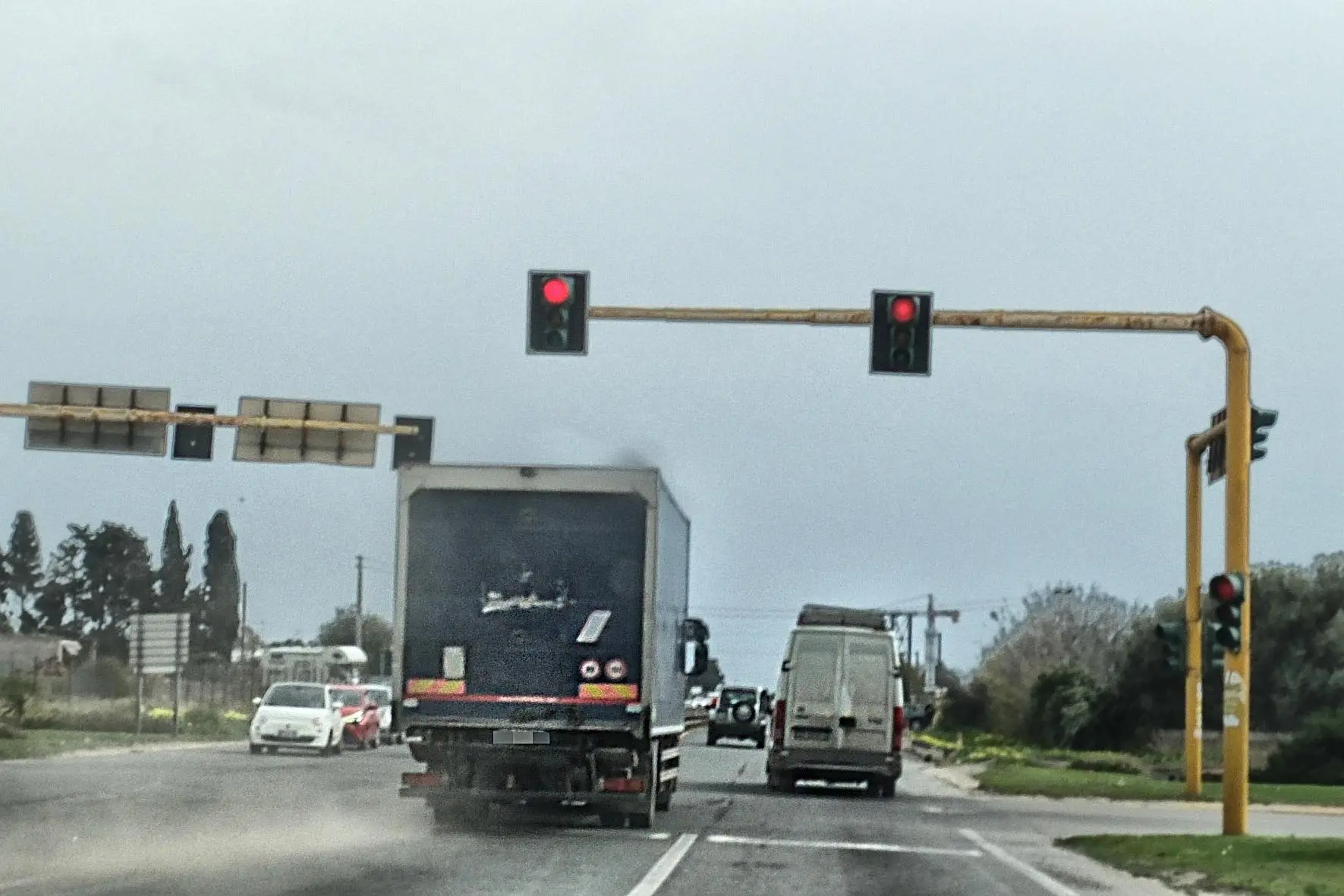 Un camion passa col rosso sulla 554 (L'Unione Sarda)