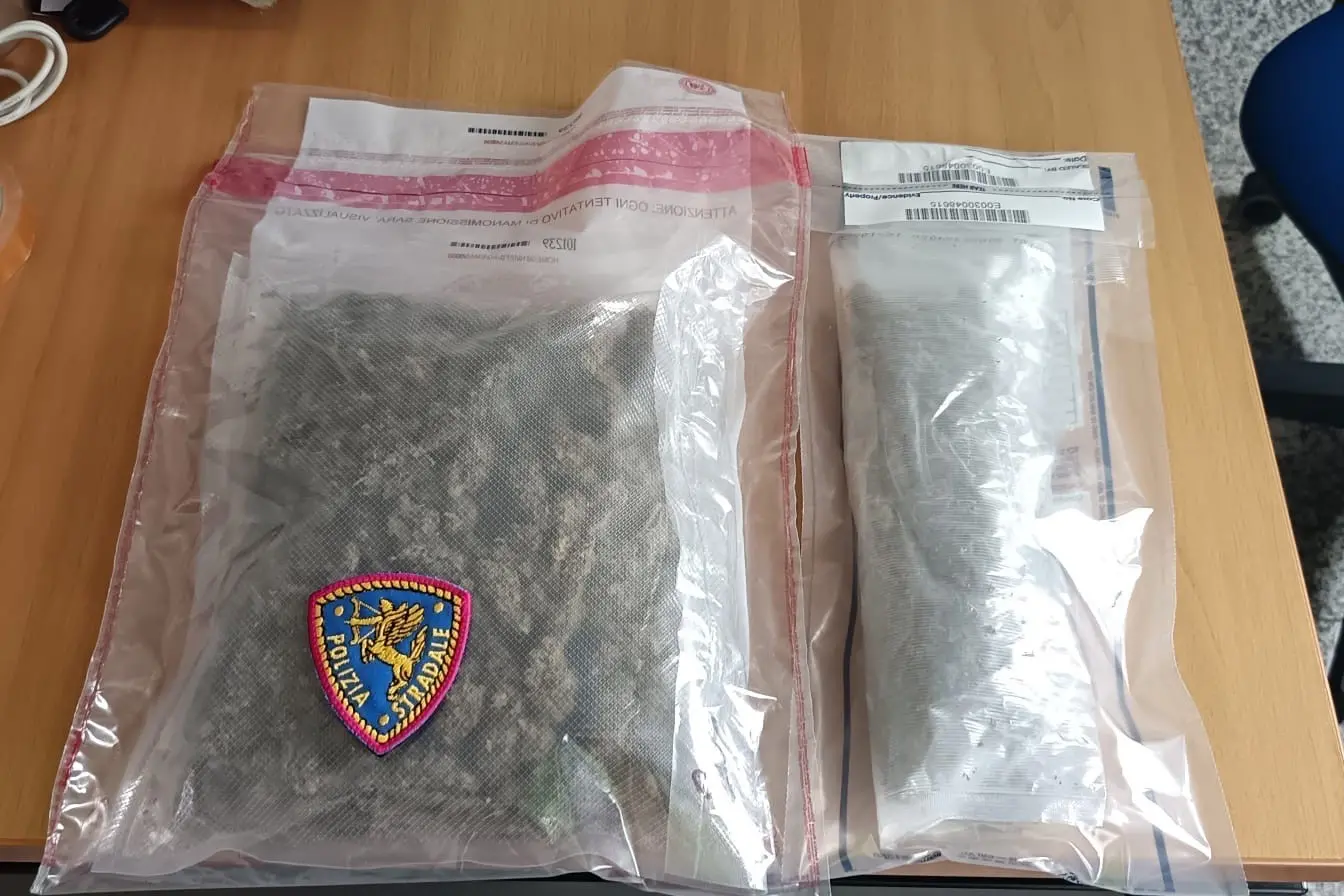 La droga sequestrata sulla 131 (foto concessa)