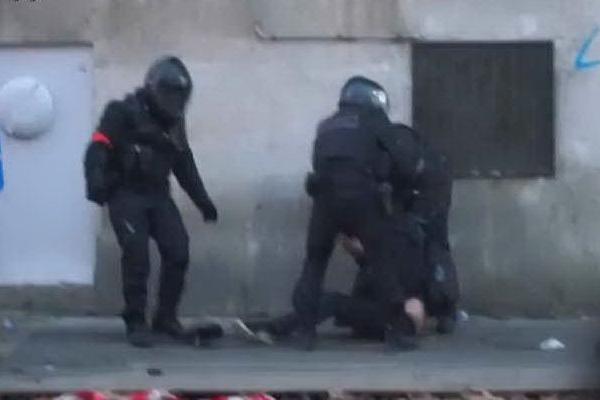 Guerriglia urbana a Parigi, la polizia usa gli idranti