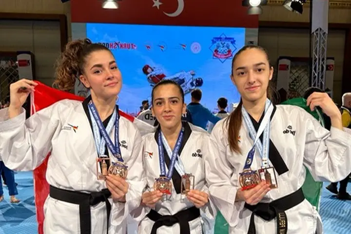 Sarah Longoni (al centro) festeggia con Alice Virgulto e Giulia Simonelli i due bronzi ottenuti in Turchia (foto concessa)