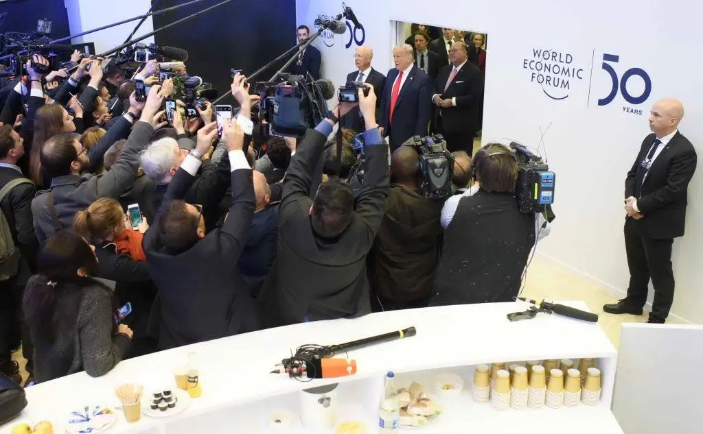 L'assalto dei giornalisti a Trump (Epa - Della Valle)