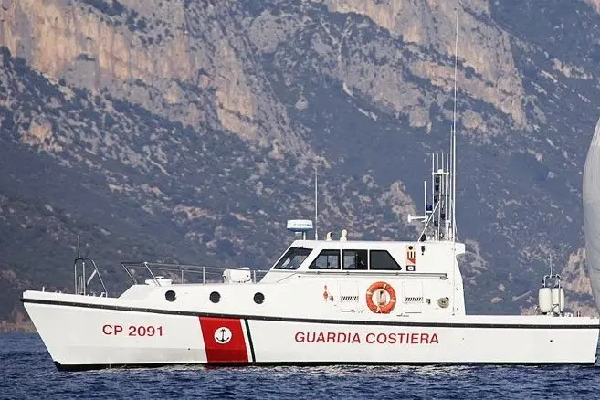 Motovedetta al largo della costa di Baunei