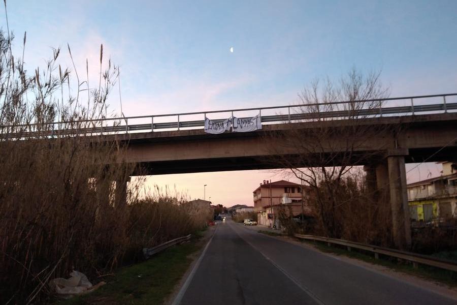 Le lenzuola con i messaggi intimidatori a Tortolì (foto Secci)