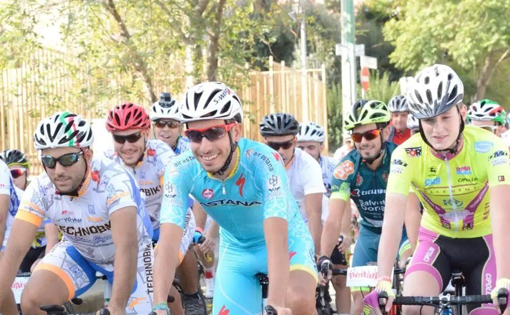 Aru durante la pedalata in suo onore nel suo paese