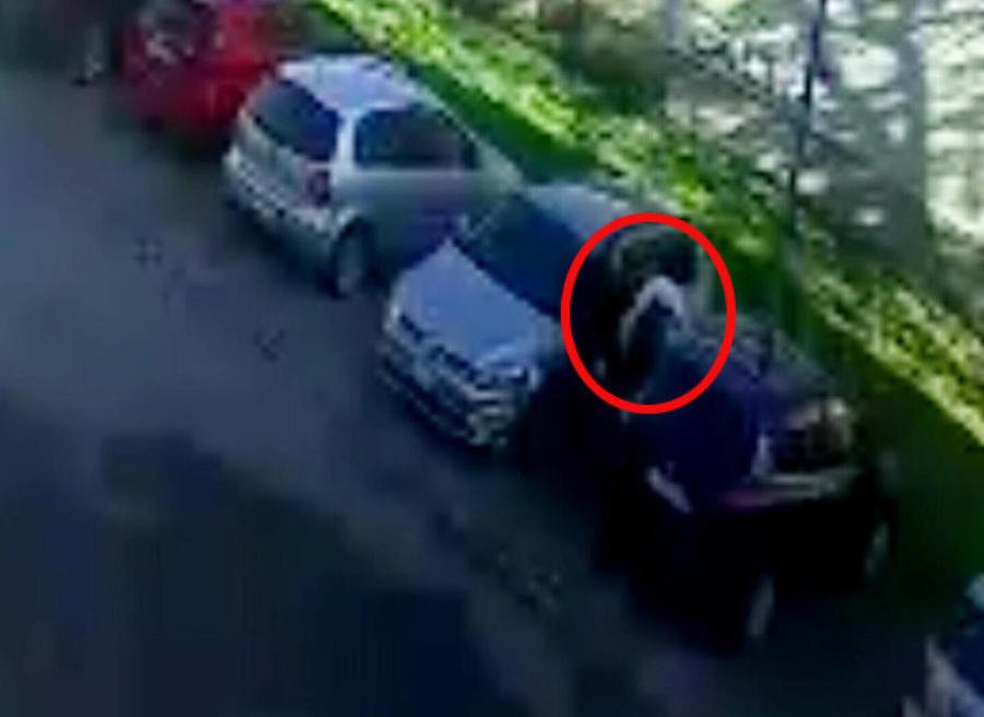 Getta benzina sul viso dell’ex moglie e tenta di darle fuoco