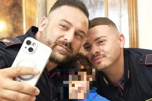 Enrico Leonello (a sinistra), il collega e il piccolo nella foto pubblicata dal ministro Piantedosi