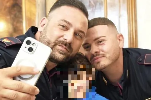 Enrico Leonello (a sinistra), il collega e il piccolo nella foto pubblicata dal ministro Piantedosi