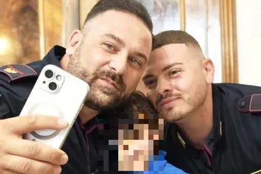 Enrico Leonello (a sinistra), il collega e il piccolo nella foto pubblicata dal ministro Piantedosi