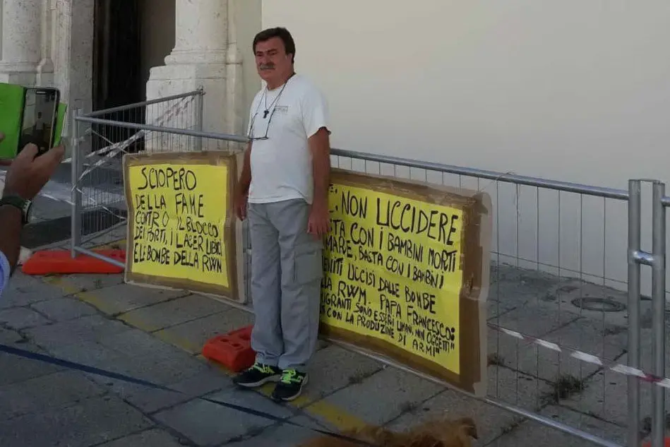 Lo sciopero della fame di Antonello Repetto davanti alla Prefettura di Cagliari