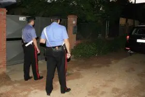 I carabinieri davanti alla villetta di Capoterra