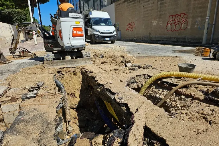 L'intervento di Abbanoa per la rottura della condotta idrica in via dei Salinieri