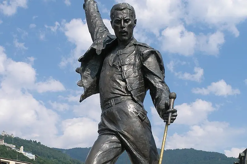La statua che si affaccia su Lago Lemano, a Montreux