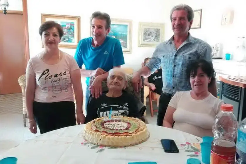 La festa per i 105 anni di Antonio Luigi Melis lo scorso settembre (foto Antonio Pintori)