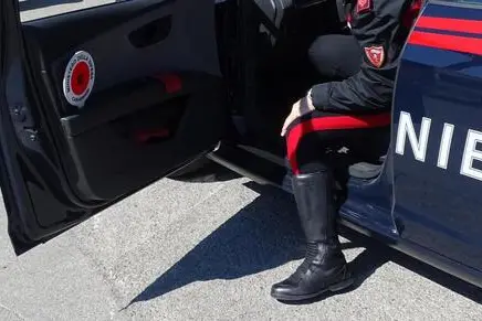 Un'auto dei carabinieri (Ansa)