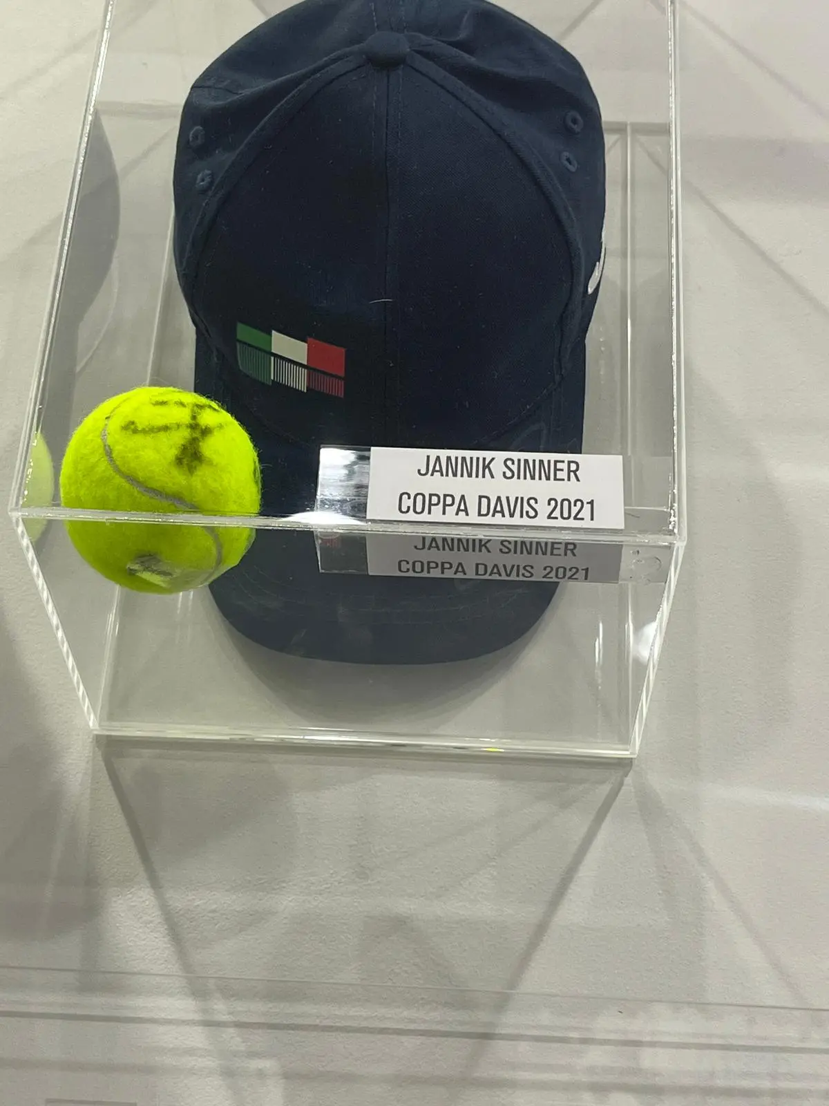 Il cappellino utilizzato da Jannik Sinner durante la Finale di Coppa Davis a Malaga nel 2023 vinta dall'Italia (foto p.c.)