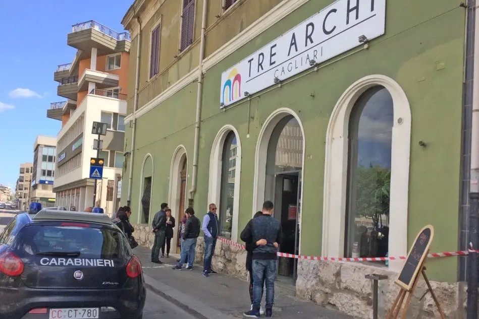I carabinieri davanti alla pizzeria