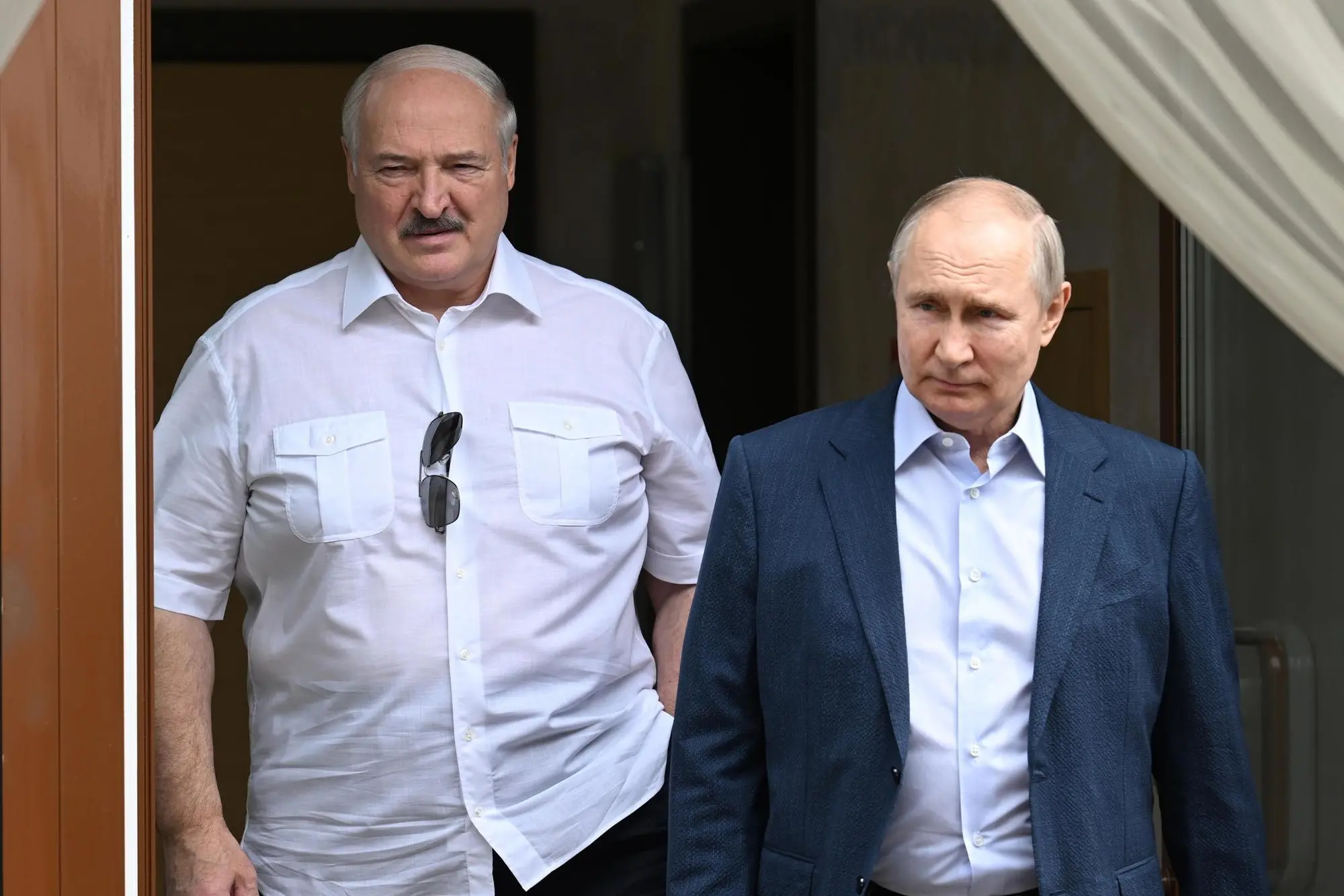 Vladimir Putin (a destra) con il presidente bielorusso Alexander Lukashenko (foto Ansa)