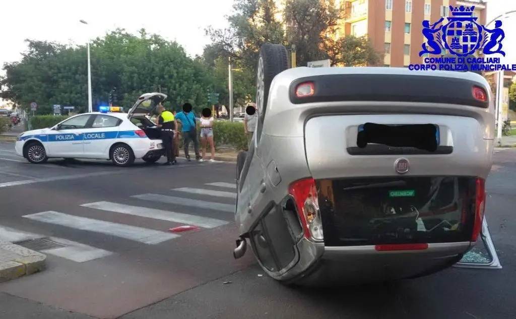 L'auto ribaltata (foto Polizia municipale)