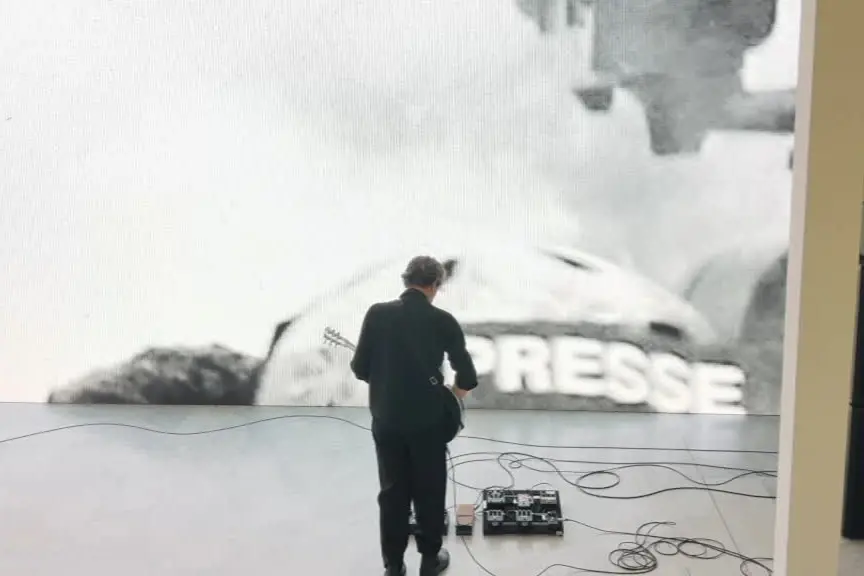 A Milano Marco Fusinato fa vibrare un PAC in bianco e nero